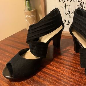 Black peep toe pump, NWOT, classy, heel